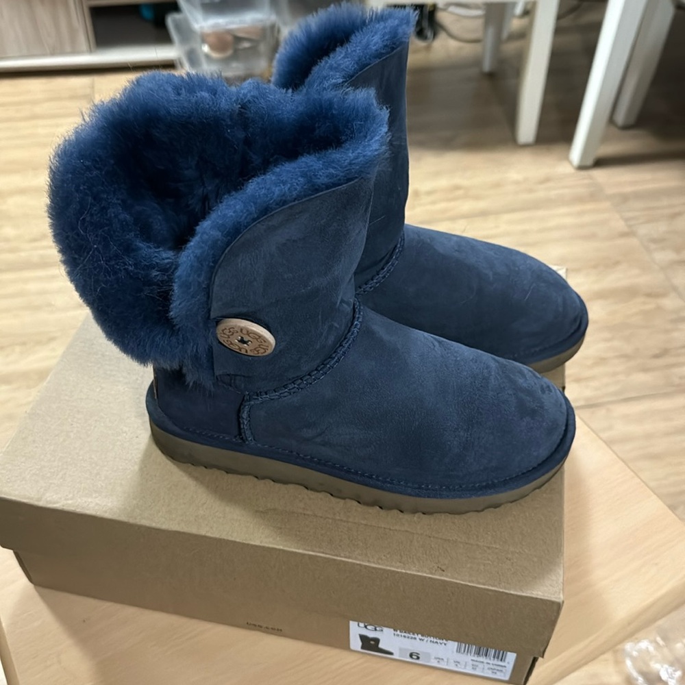 Uggs - Good Condition - Size 6 With Box Included - image 1